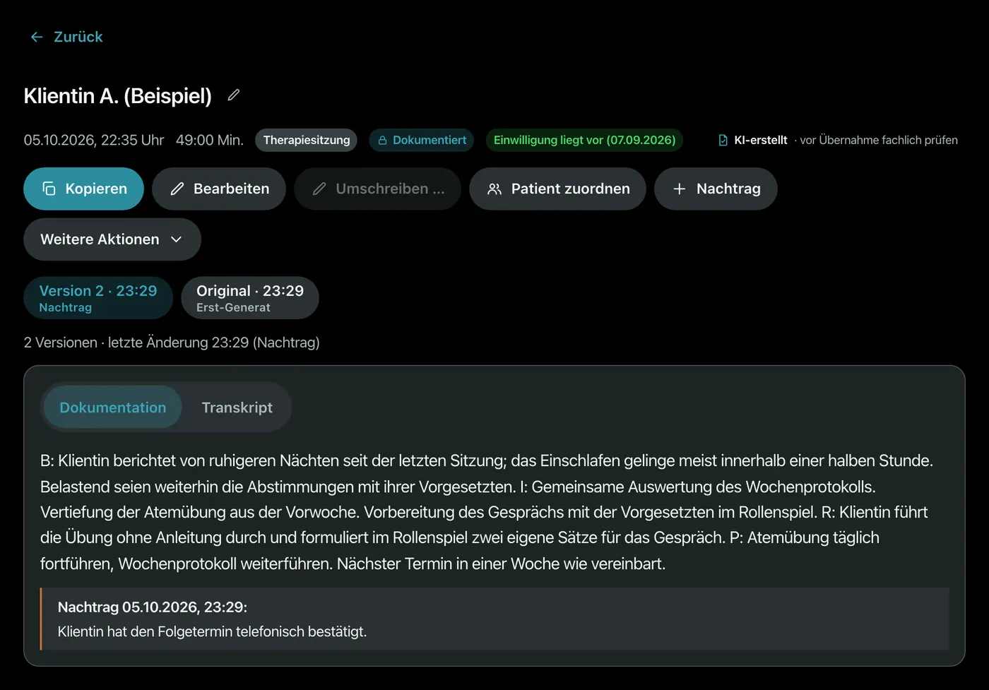 Fidaris-Oberfläche: Sitzungsdokumentation einer Therapiesitzung mit Kennzeichnung „KI-erstellt · vor Übernahme fachlich prüfen“, Einwilligungsvermerk, zwei Versionen und einem datierten Nachtrag