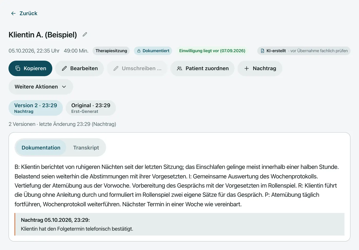 Fidaris-Oberfläche: Sitzungsdokumentation einer Therapiesitzung mit Kennzeichnung „KI-erstellt · vor Übernahme fachlich prüfen“, Einwilligungsvermerk, zwei Versionen und einem datierten Nachtrag